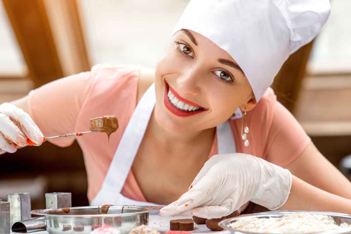 cuoca che prepara un dolcetto al cioccolato