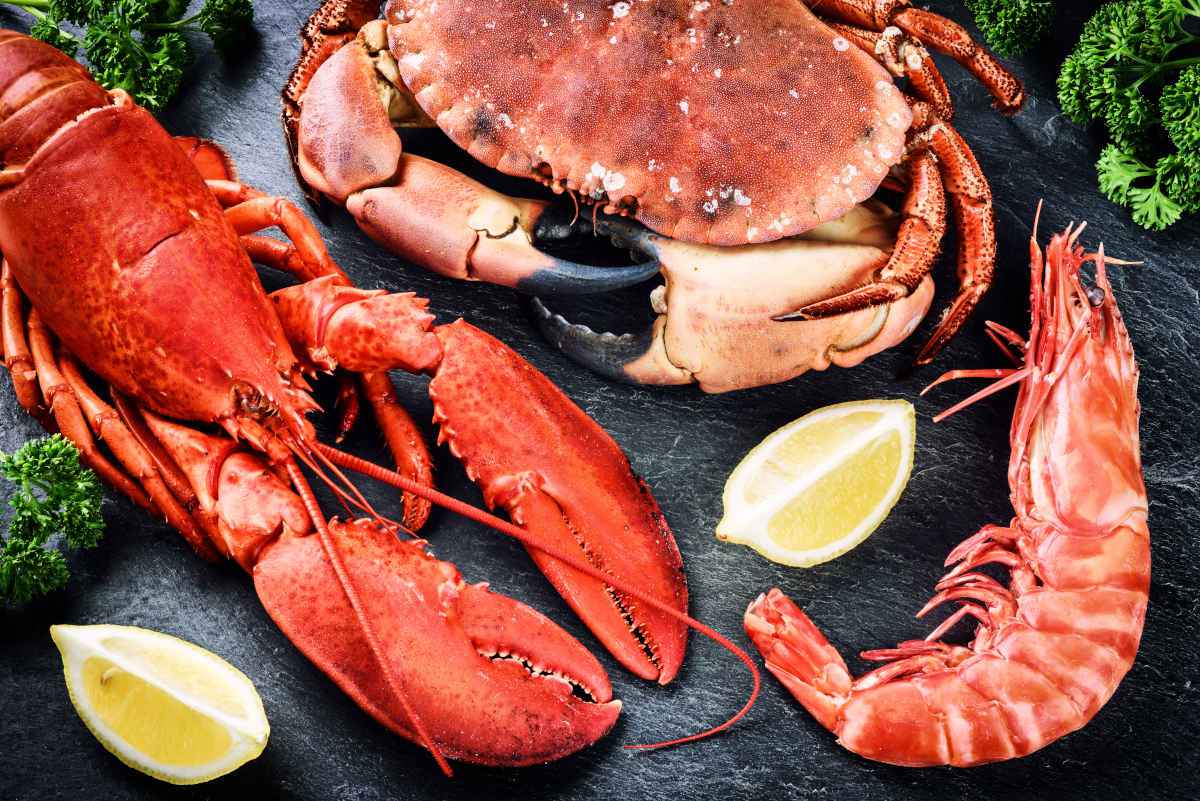 vassoio con crostacei vari tra cui aragoste granchi e gamberoni