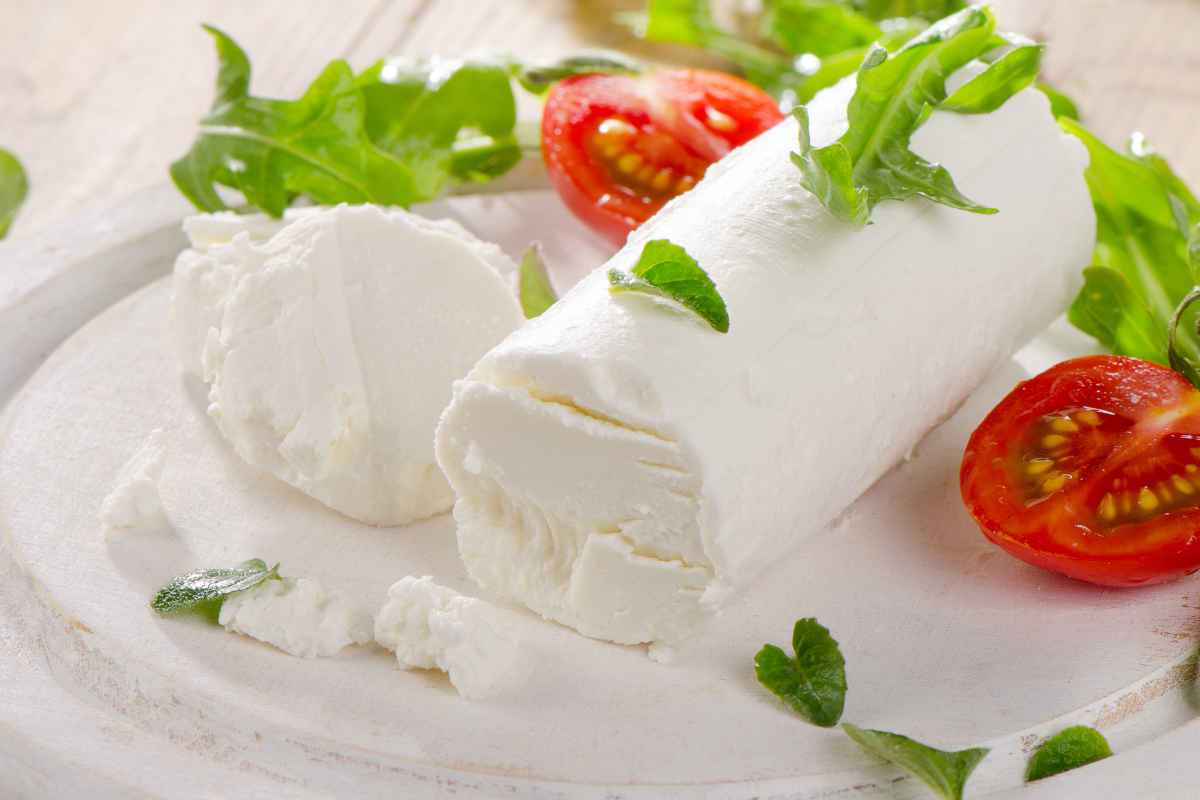 porzione di formaggio caprino con pomodori e rucola