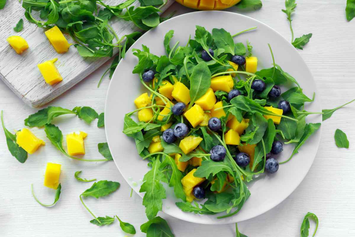 insalata con mirtilli neri e rucola con mango