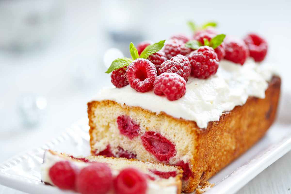 torta con lamponi e copertura alla panna