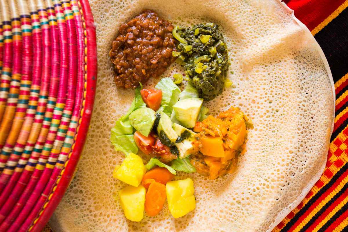 piatto di injera e verdure, ricette tipiche etiopi