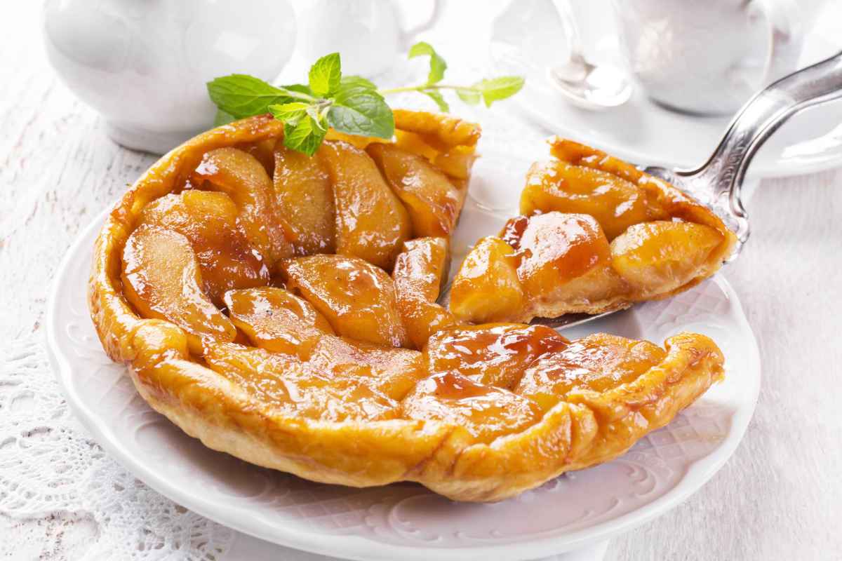 vassoio con tarte tatin a fette