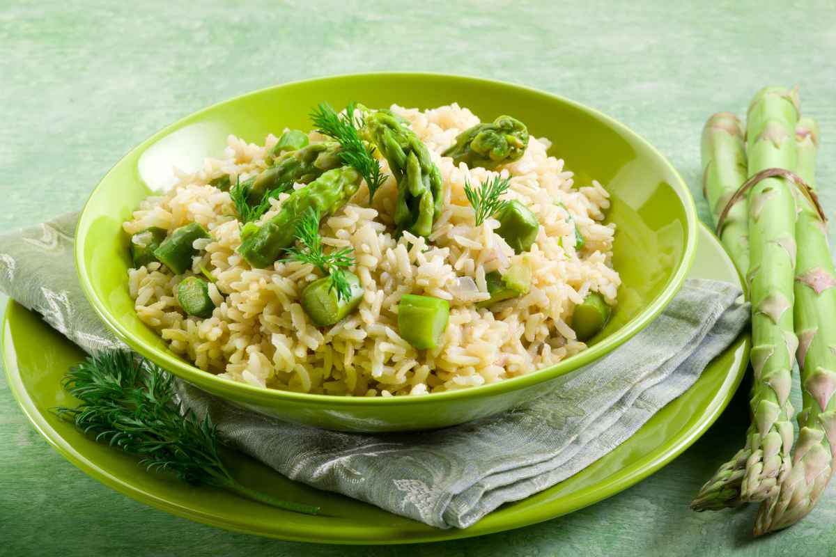 piatto fondo verde con risotto agli asparagi