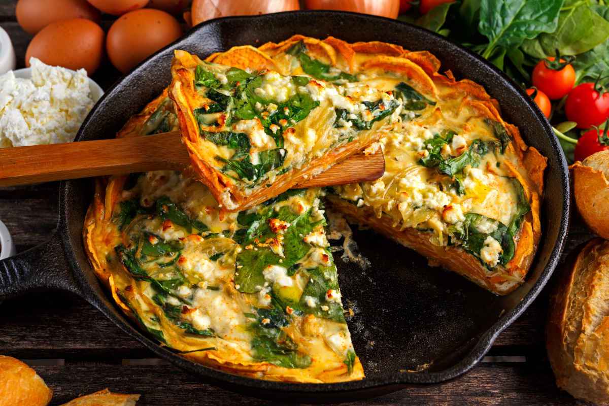 fetta di torta salata di patate con formaggio e verdure