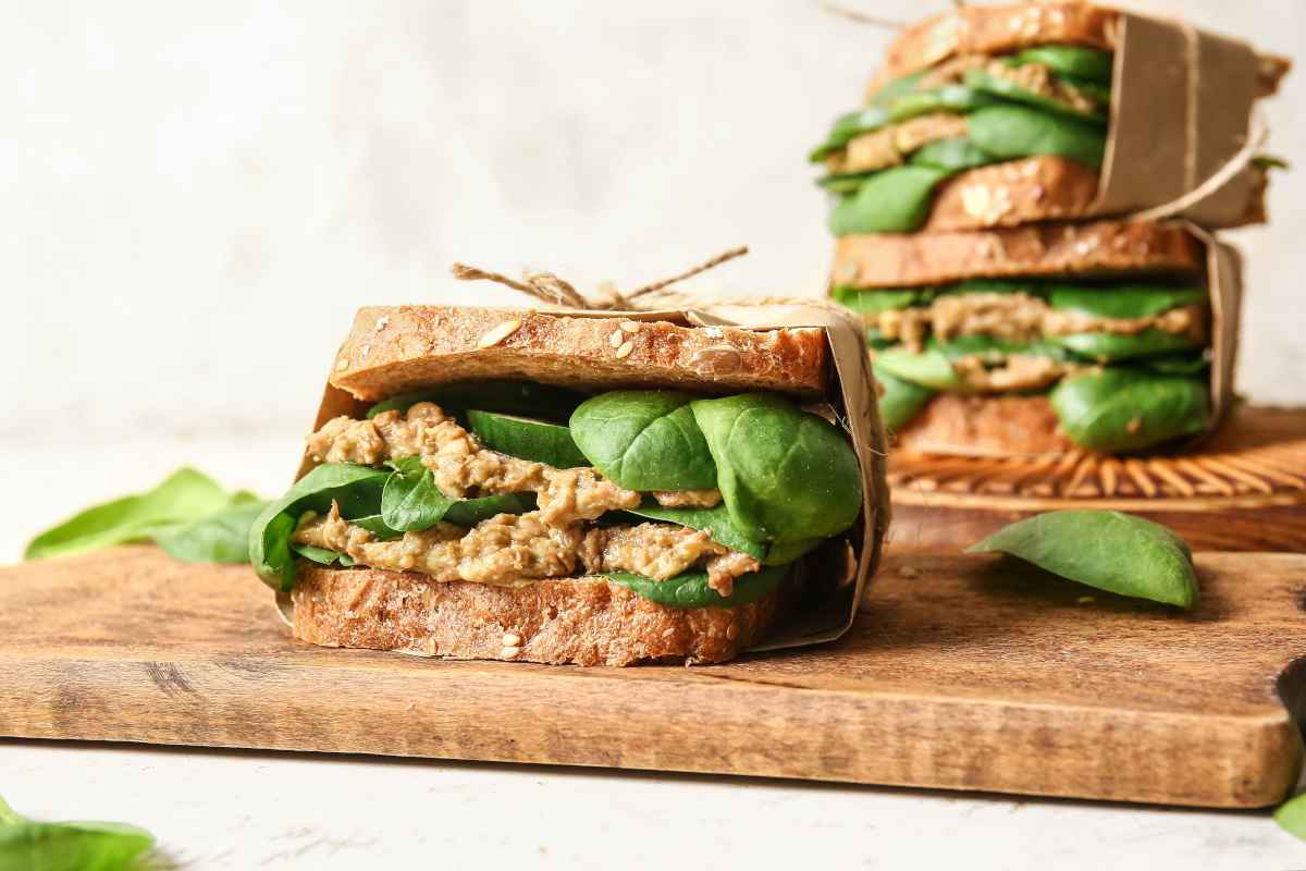 tagliere con tre sandwich di verdure light