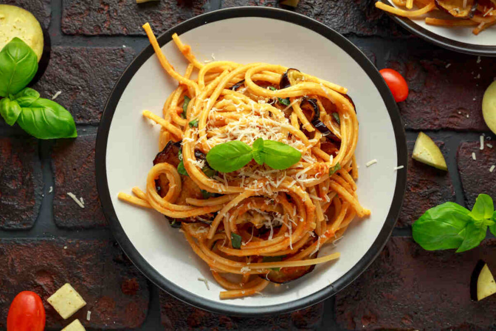 spaghetti alla chitarra con melanzane alla siciliana