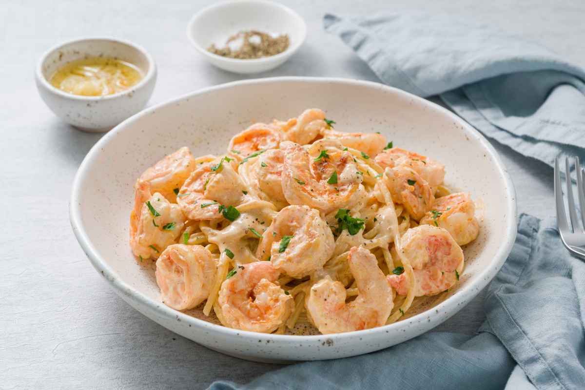 piatto di pasta tipo spaghetti con salsa bianca a base di gamberetti