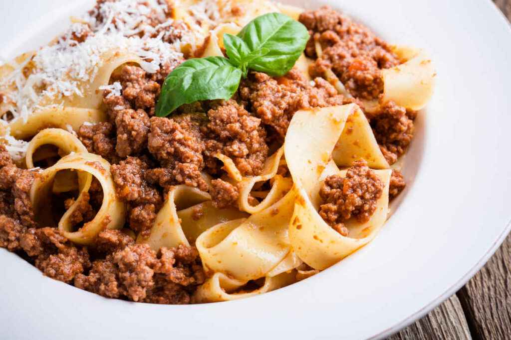 piatto di tagliatelle condite con ragù bolognese