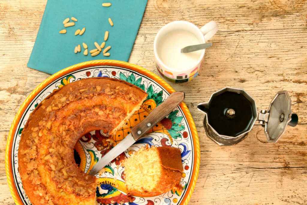 vassoio con torta della nonna con pinoli ma senza frolla