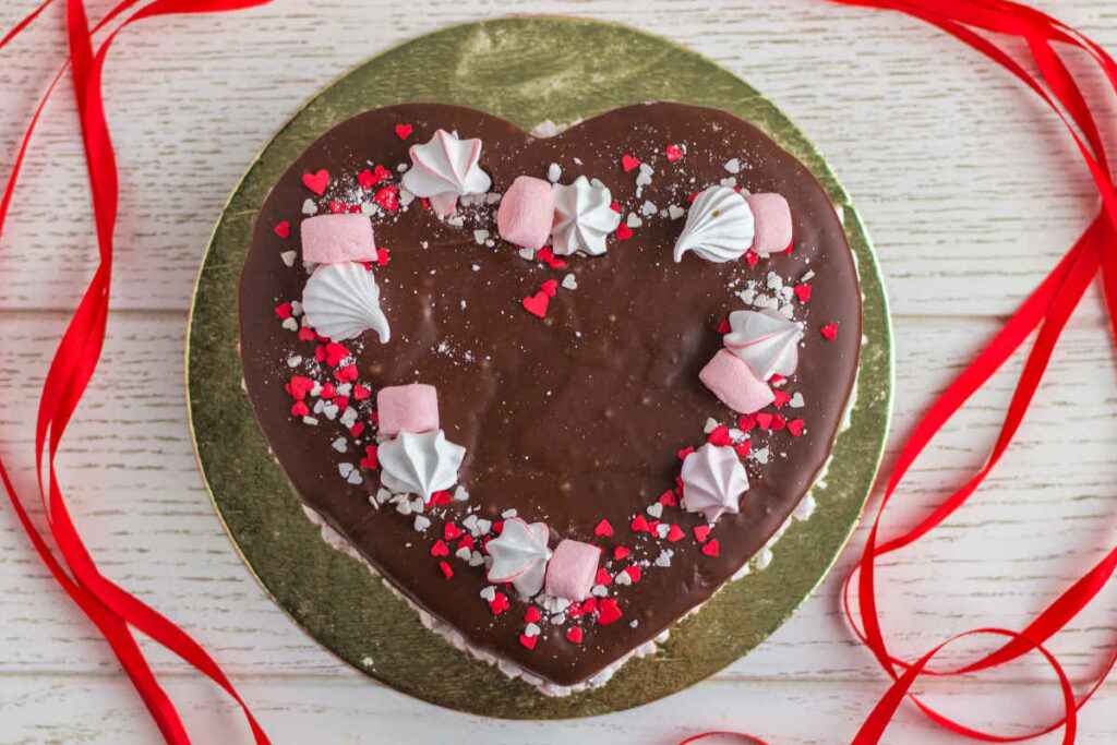 torta a forma di cuore coperta di cioccolato e zuccherini