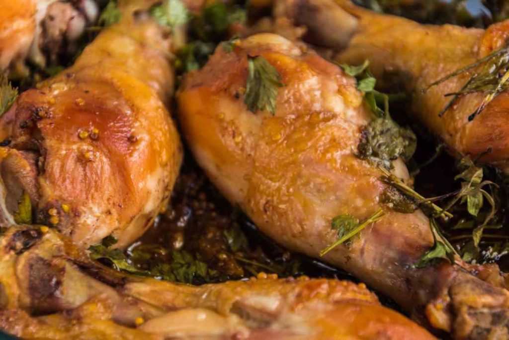 pollo in cottura in padella simbolo degli errori da non fare quando si cucina