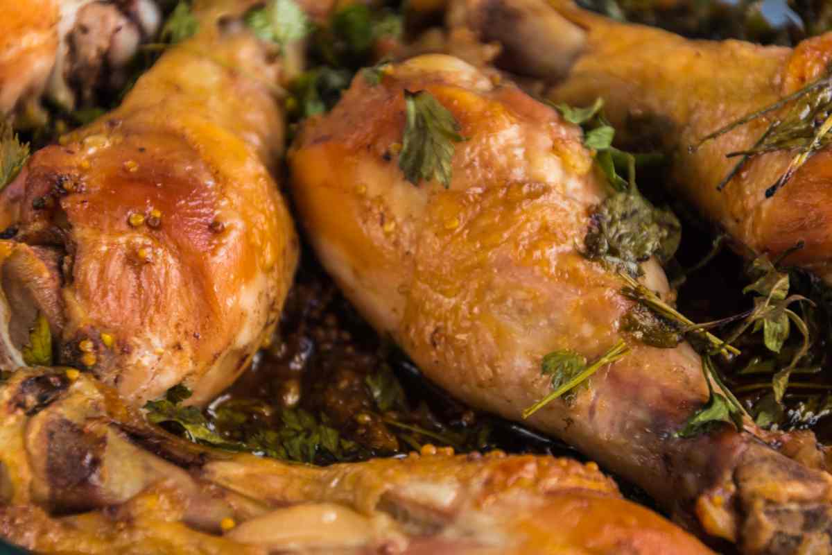 pollo in cottura in padella simbolo degli errori da non fare quando si cucina
