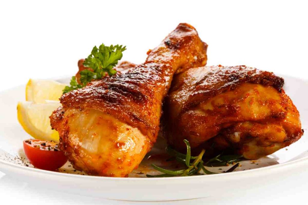 fusi di pollo arrostiti dorati alla perfezione nel piatto