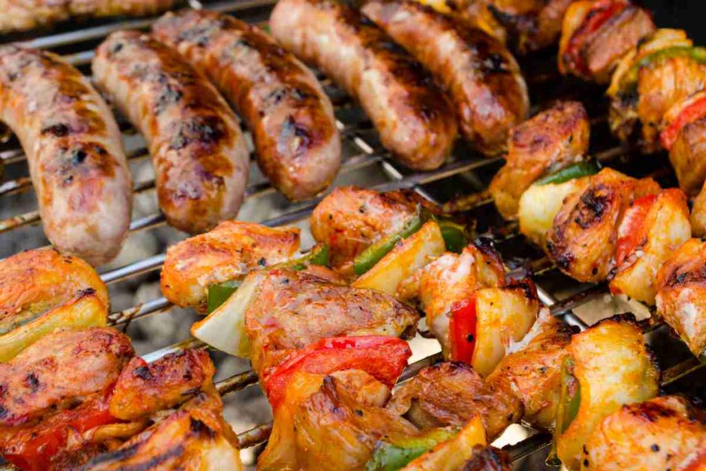 vari tipi di alimenti in cottura sul barbecue