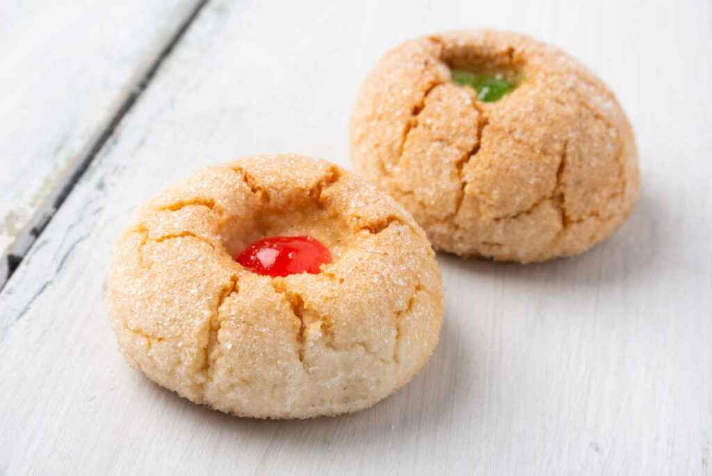 vassoio con amaretti morbidi con ciliegia candita