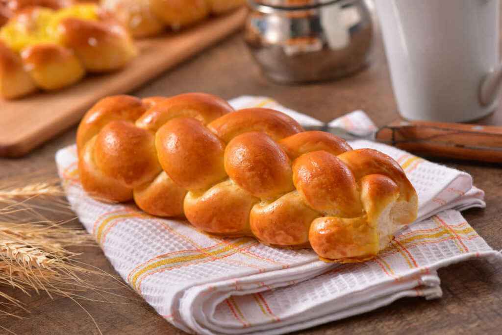 brioches a treccia per la colazione tolta dal forno