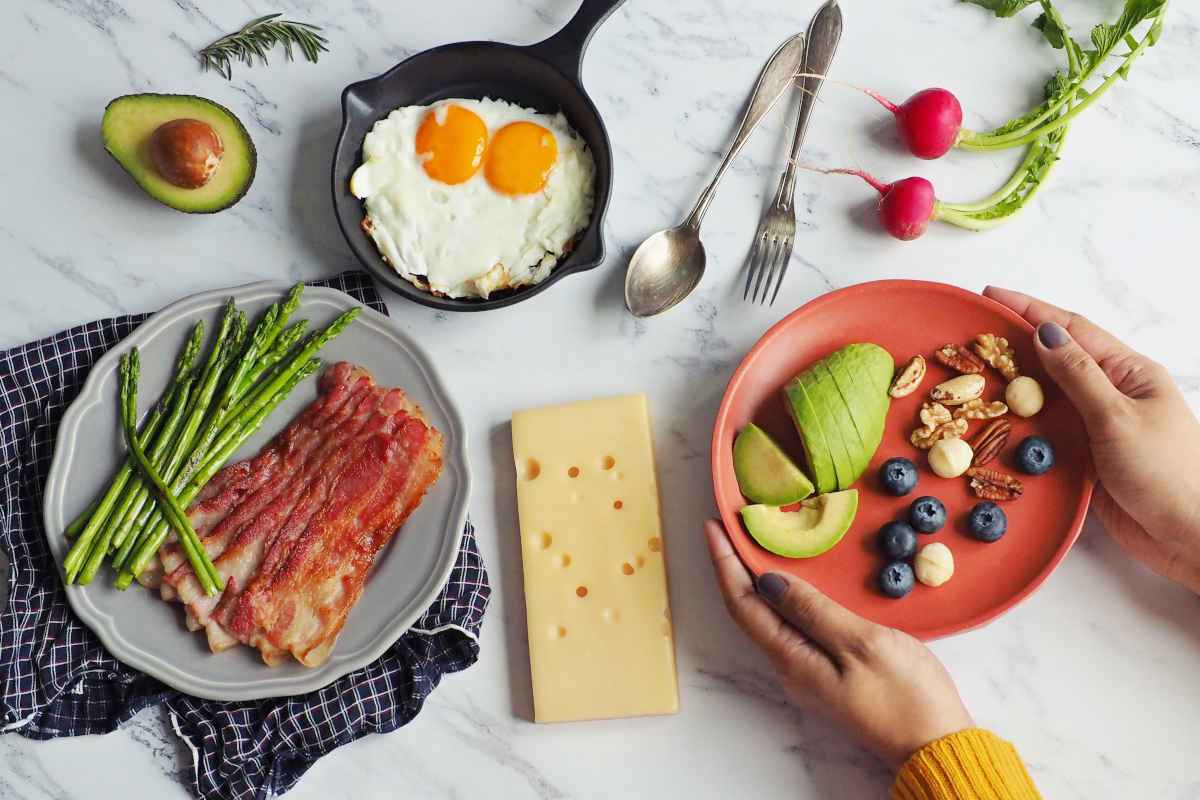cibi adatti alla colazione della dieta chetogenica, come uova, avocado e frutta secca
