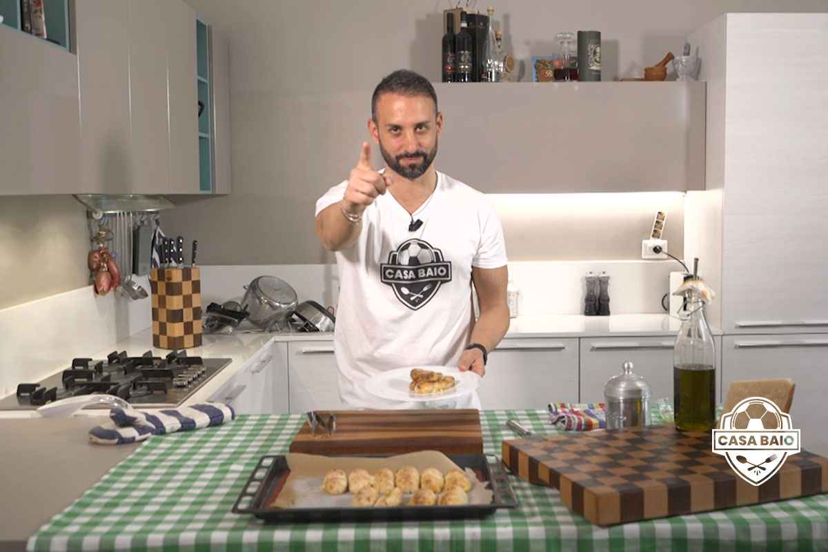 Manuele Baiocchini prepara le crocchette di patate in casabaio