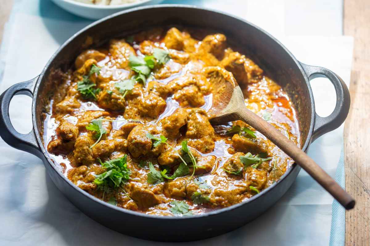 tegame nero con spezzatino al curry di carne di maiale