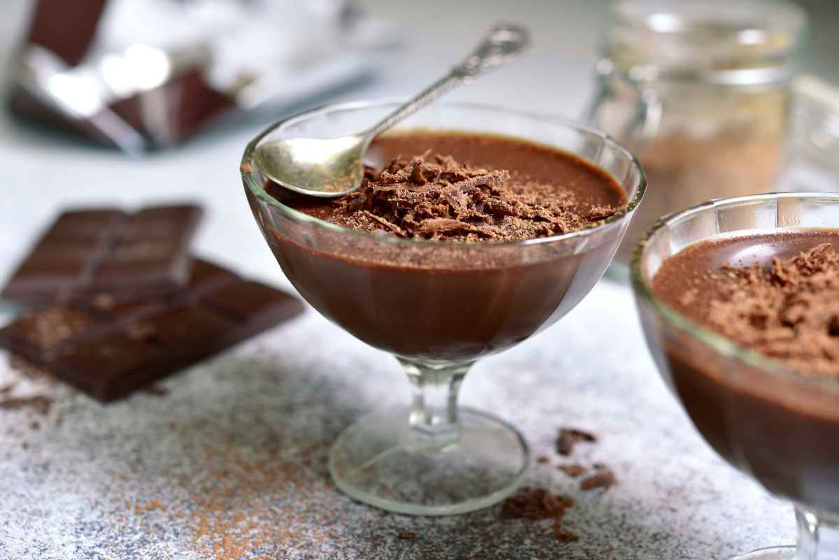 coppe piene di mousse al cioccolato e rum con scaglie di cioccolato