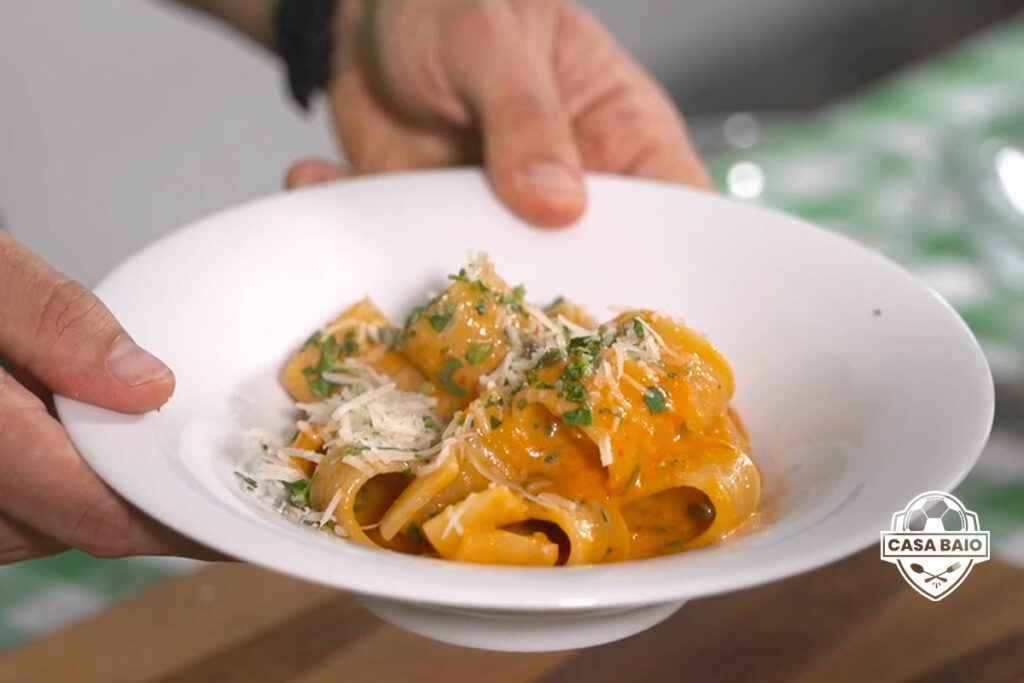 Manuele Baiocchini mostra la pasta con la salsa di peperoni