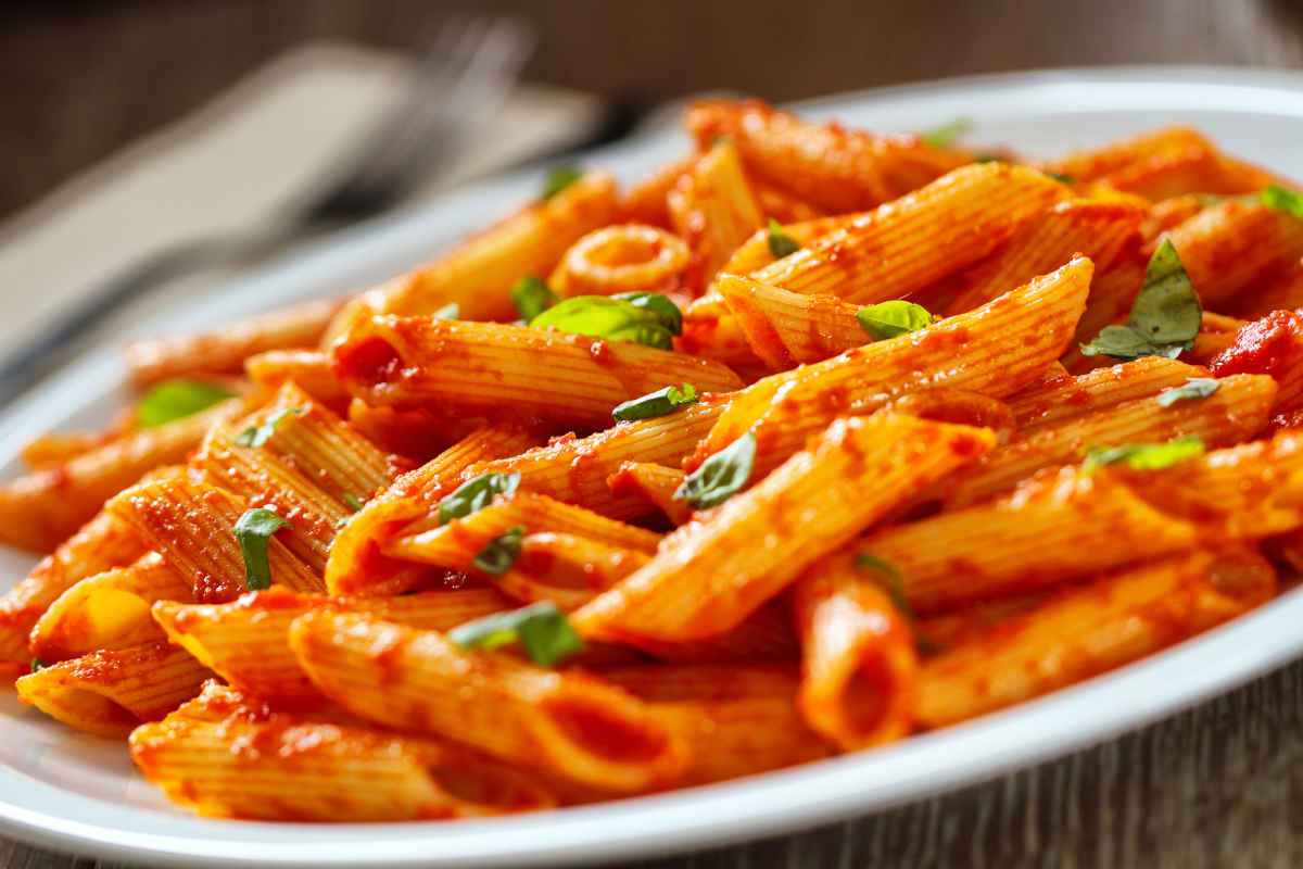 piatto di pasta al pomodoro light con basilico