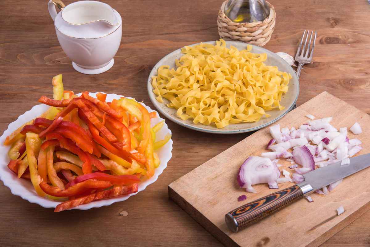 ingredienti per la pasta con i peperoni