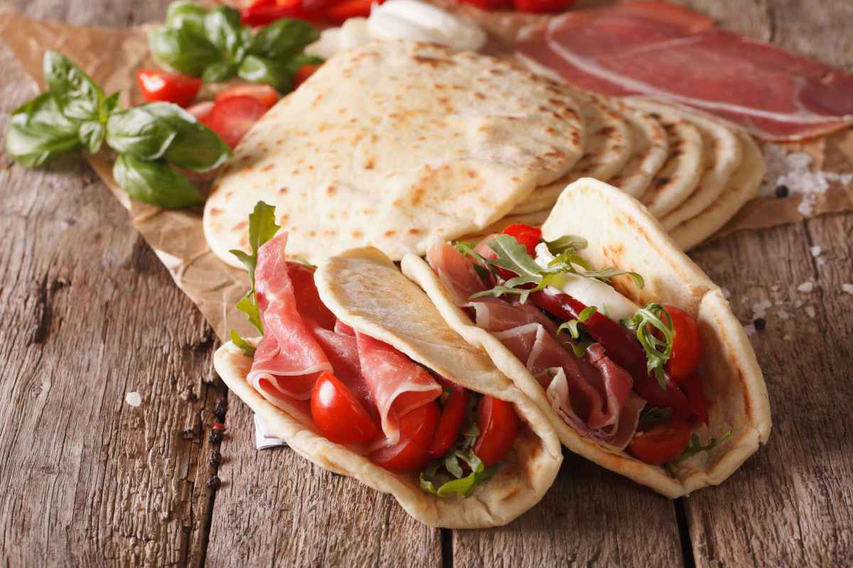 tipica piadina romagnola farcita con prosciutto crudo, scquaquerone e rucola