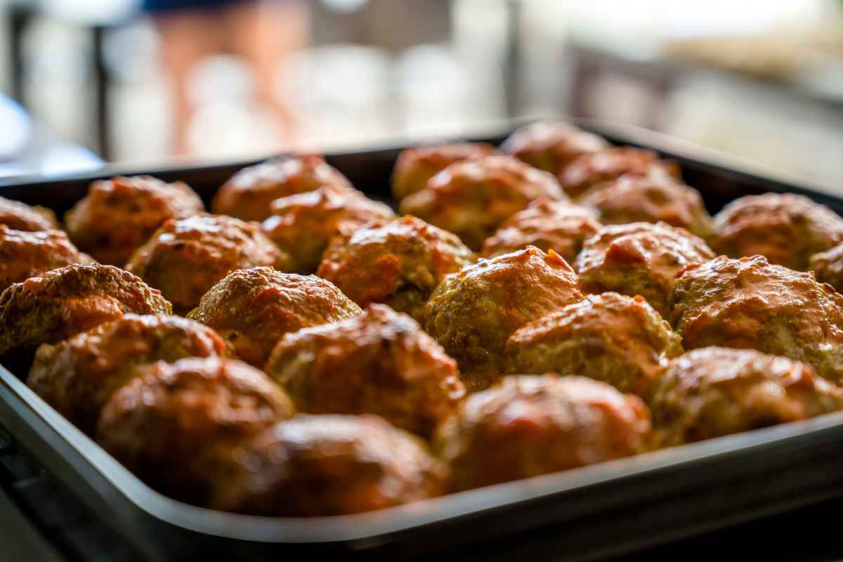 teglia con polpette di carne cotte al forno