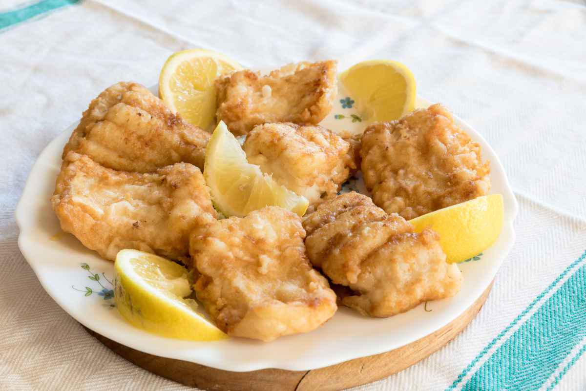 baccalà fritto con spicchi di limone