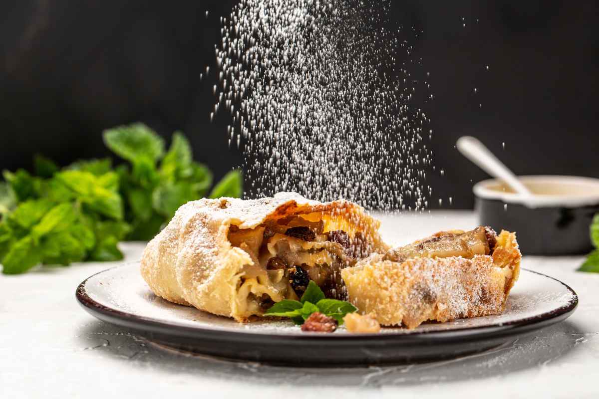 piatto con porzione di strudel di mele