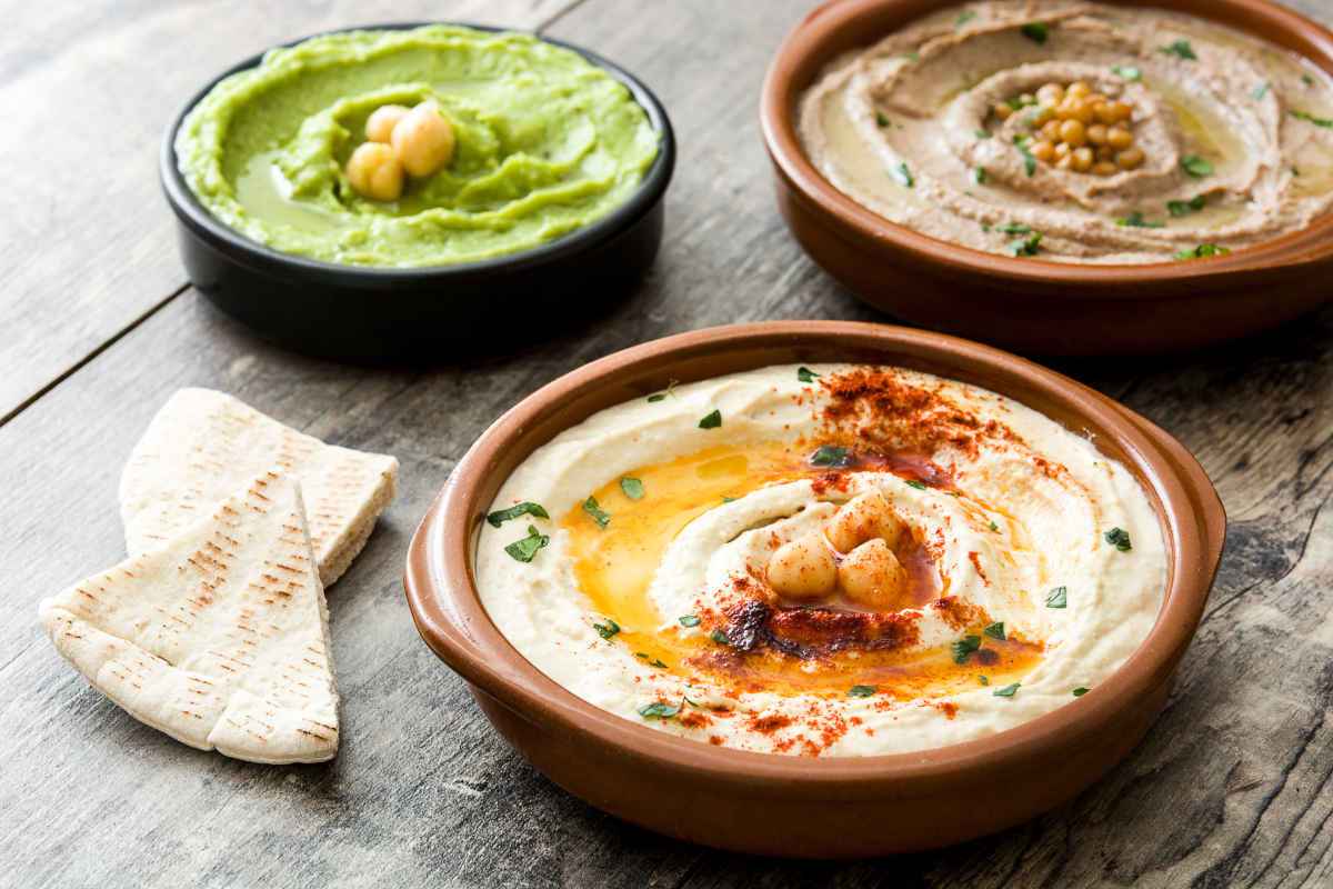 tre ciotole con tre diversi tipi di hummus