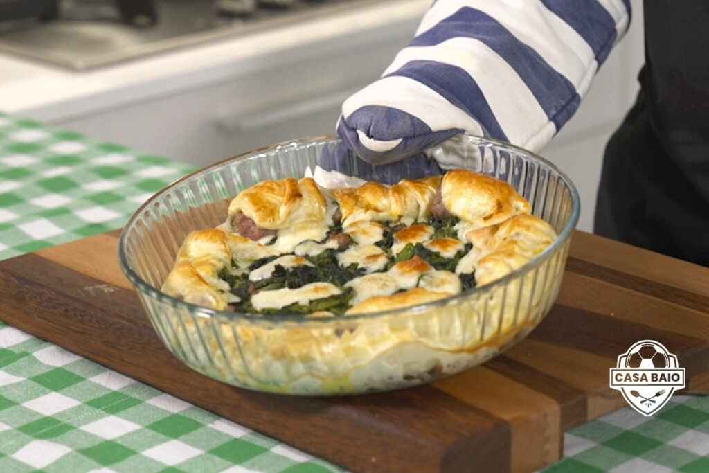 La torta rustica salsiccia e friarielli pronta in Casabaio