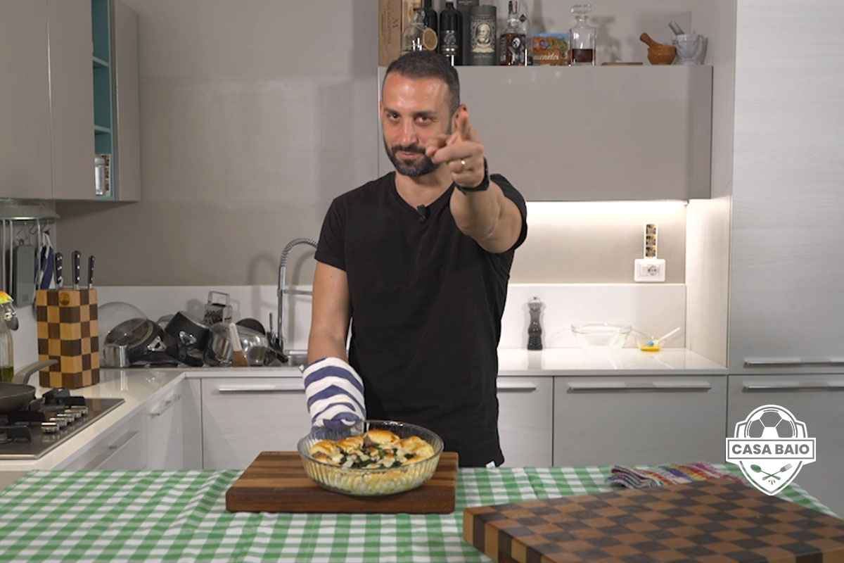 Manuele Baiocchini prepara la torta rustica in casabaio
