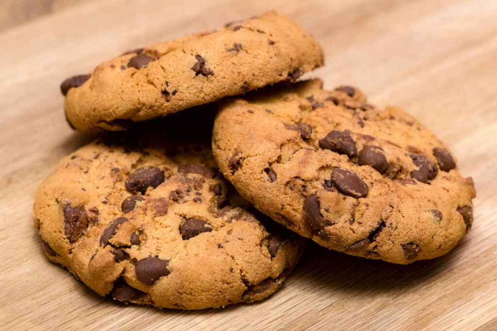 vassoio con biscotti con le gocce di cioccolato