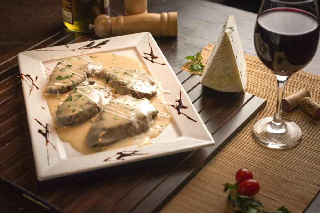 piatto quadrato con pezzi di filetto di manzo al formaggio cabrales