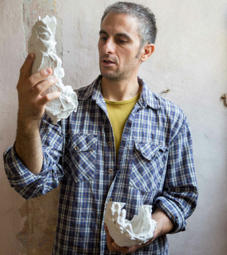 Matteo Lucca mentre scolpisce le sue sculture di pane