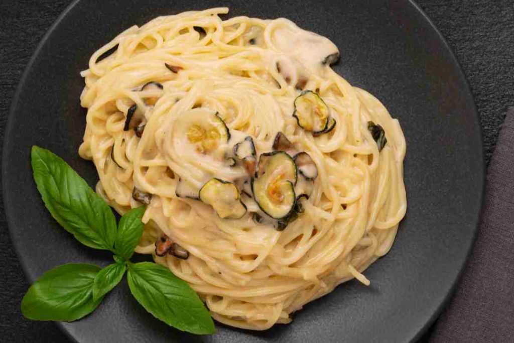 Spaghetti alla Nerano con zucchine fritte e Provolone del Monaco