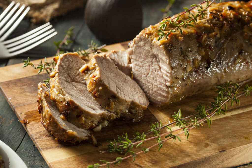 tagliere con fette di arrosto di maiale freddo