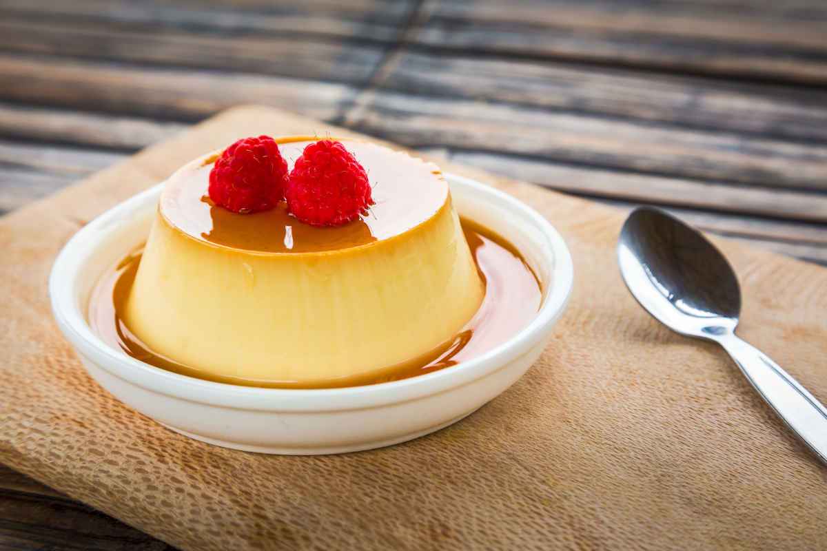 piatto con budino creme caramel e lamponi