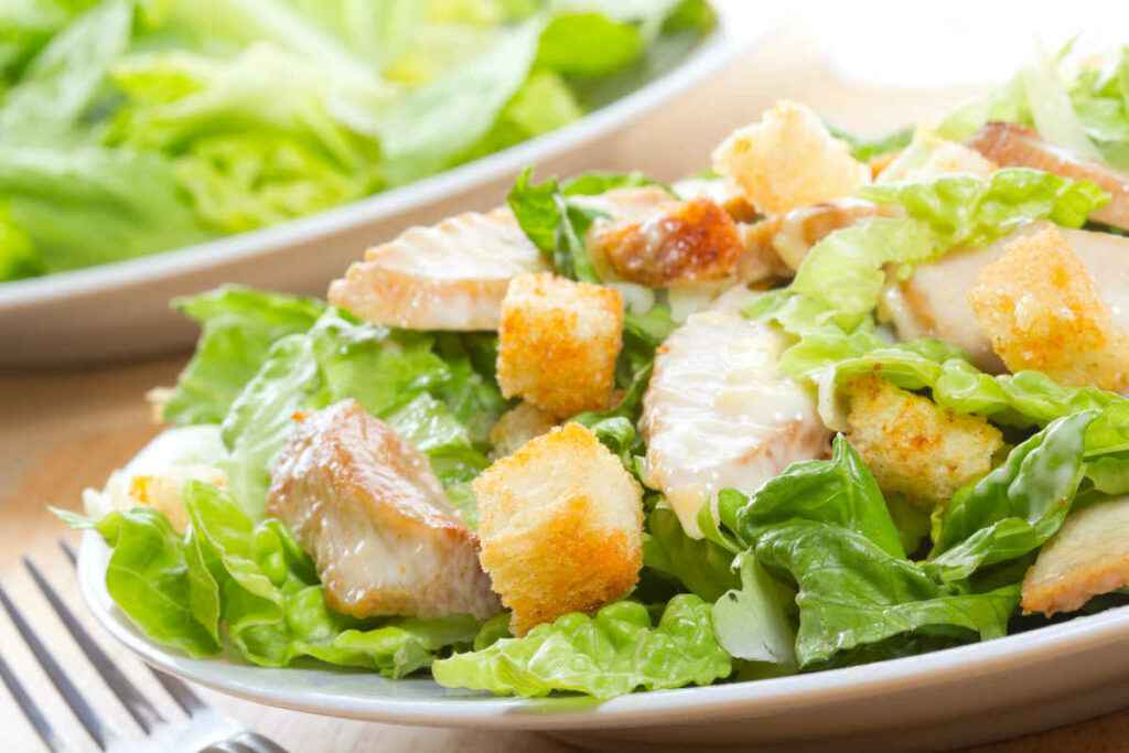 piatto ricco di caesar salad con pollo e lattuga