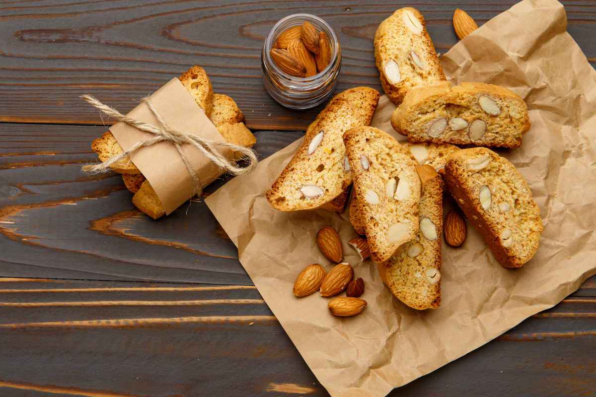 biscotti cantucci con mandorle intere