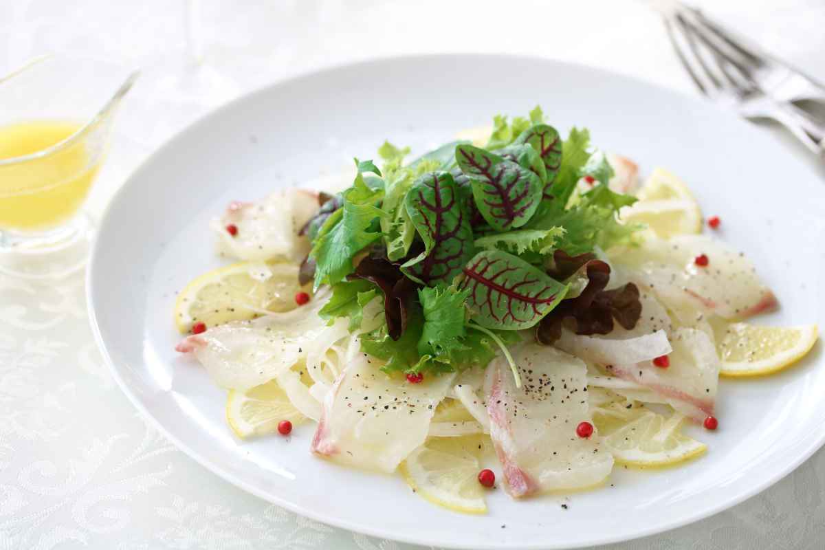 piatto da portata con carpaccio di branzino al te