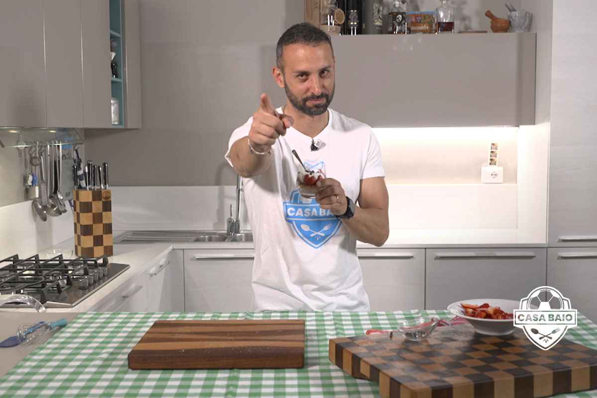 Manuele Baiocchini prepara la cheesecake al bicchiere in CasaBaio