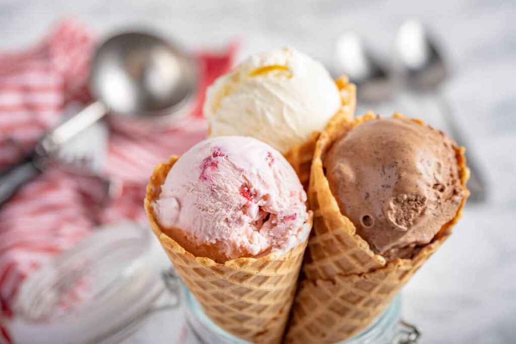 tre coni di cialda con tre gusti di gelato diversi