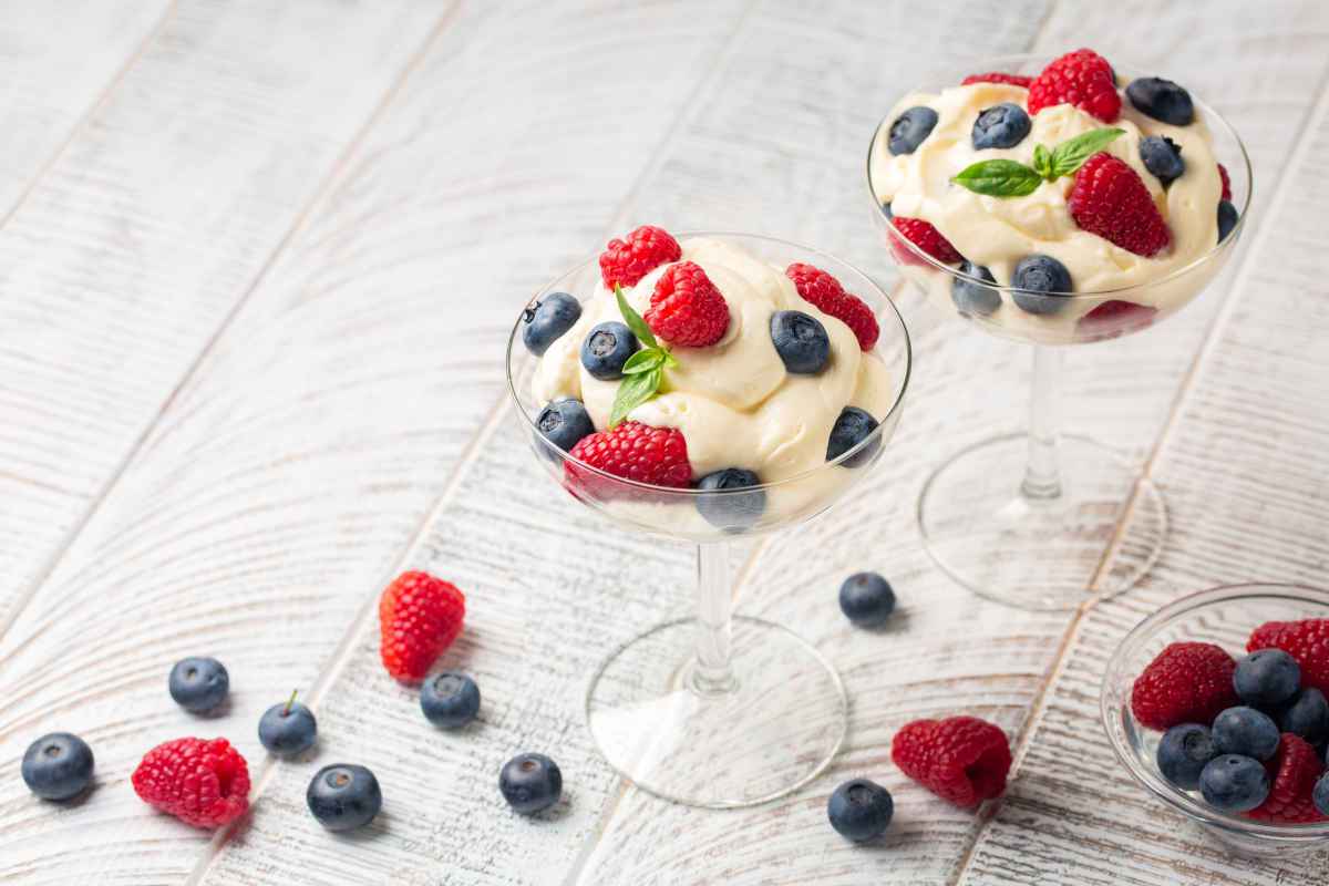 Coppe con dessert di crema al mascarpone e frutti di bosco