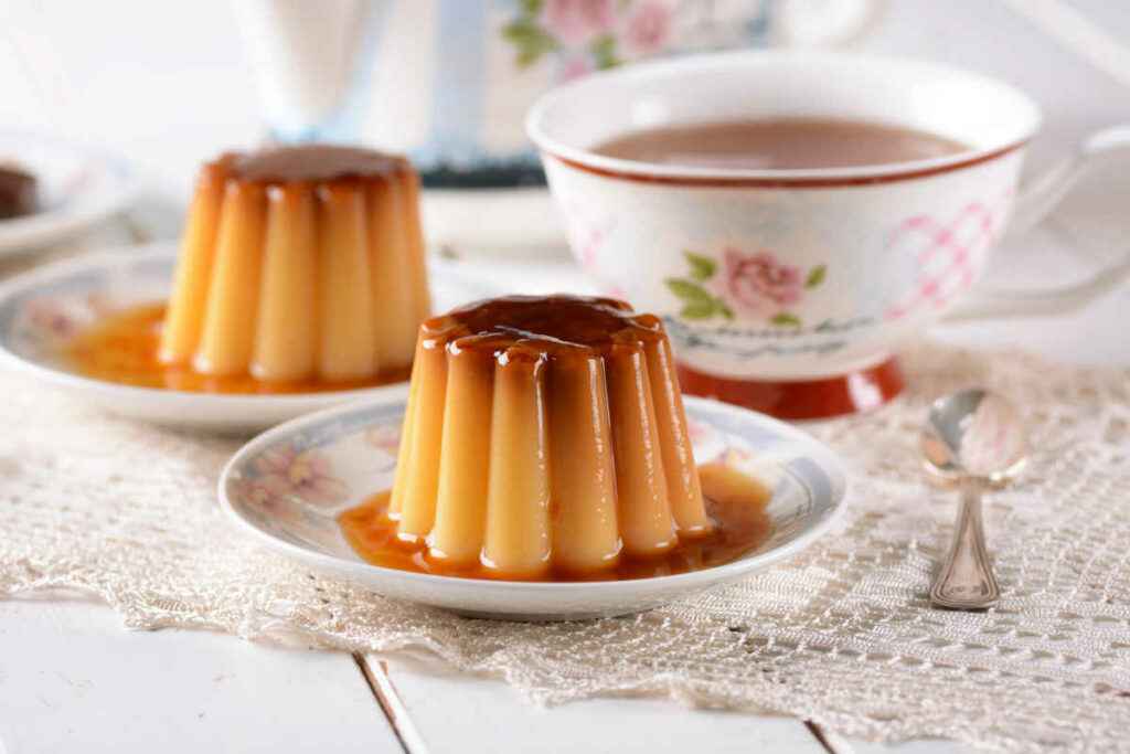 due piattini con creme caramel