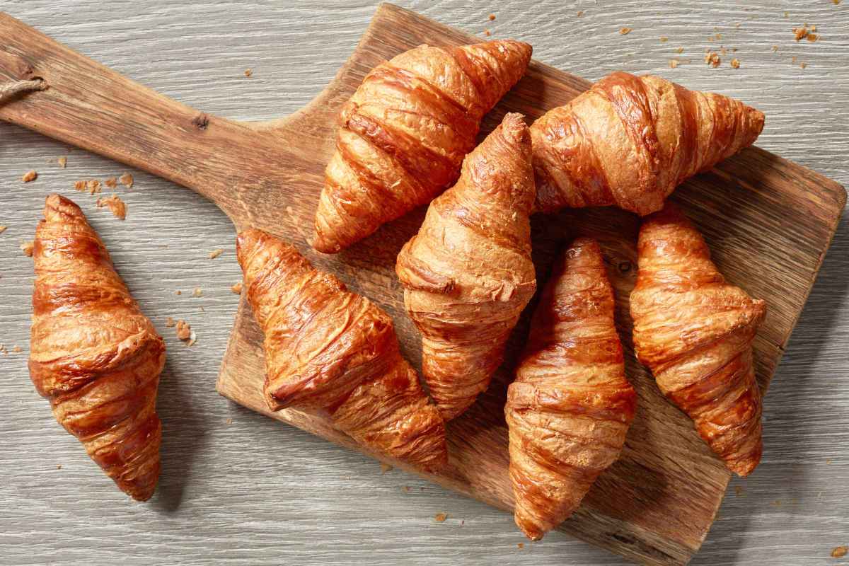 tagliere con croissant appena sfornati