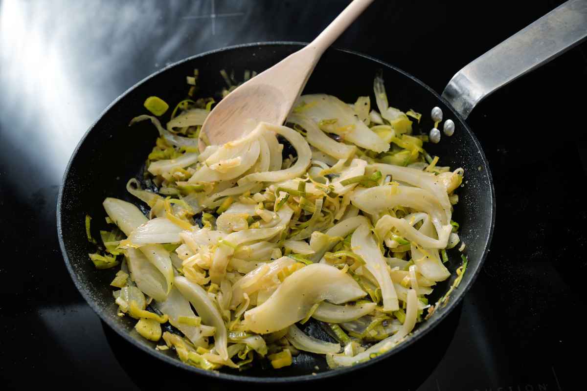 padella con finocchi conditi con erbe aromatiche